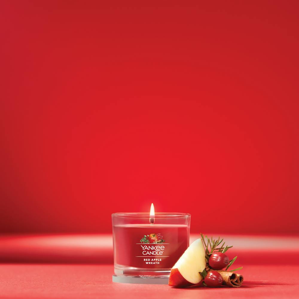 Yankee Candle® Red Apple Wreath Jar Candle, 1 ct - Kroger, image size:1000x1000