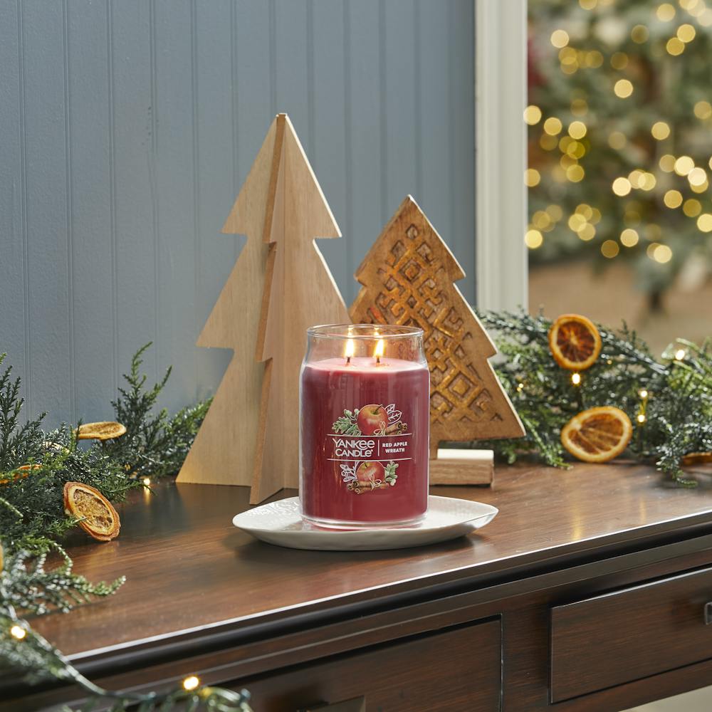 Yankee Candle 19 oz. Jar, Holiday Apple Wreath | BJ's Wholesale Club, image size:1000x1000