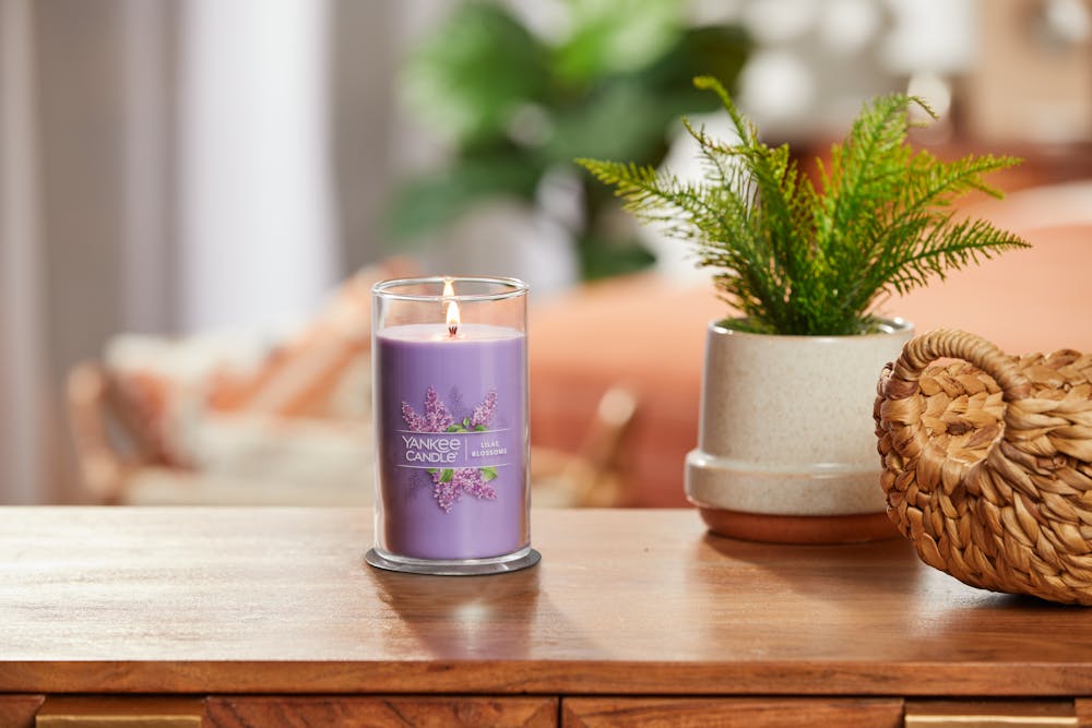 ヤンキーキャンドル【Lilac Blossoms】2個　Lサイズ Amazon.com: Yankee Candle Lilac Blossoms Scented, Classic