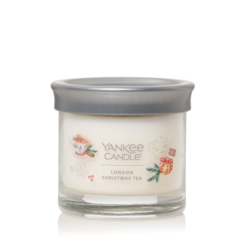 Passport to the Holidays Collection London Christmas Tea Signature Small Tumbler Candle