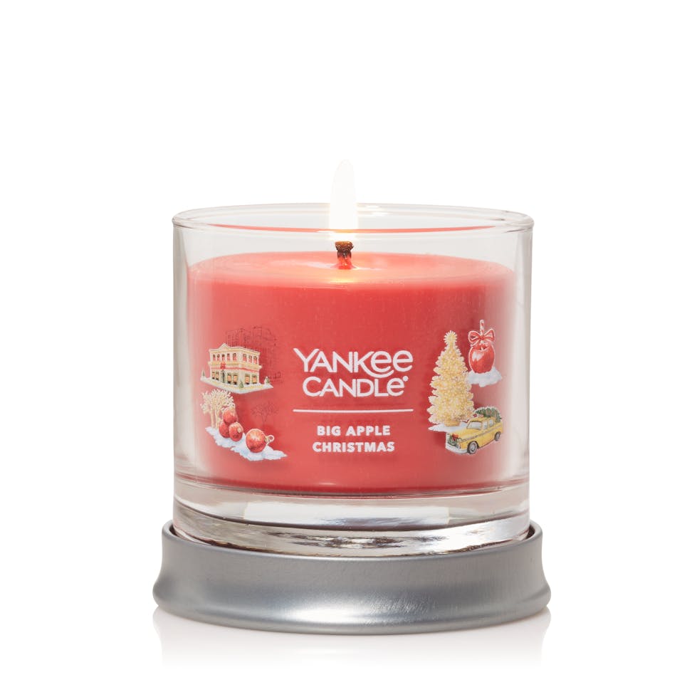 Passport to the Holidays Collection Big Apple Christmas Signature Small Tumbler Candle