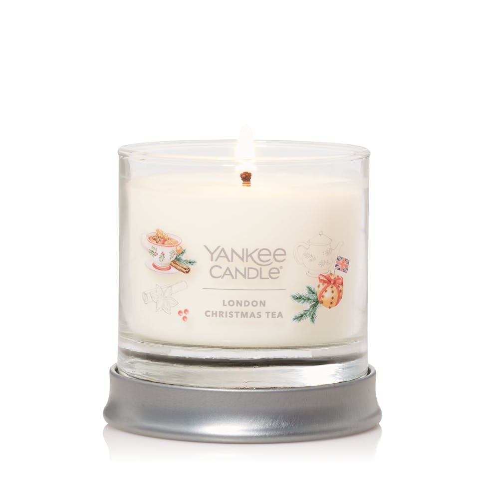 Passport to the Holidays Collection London Christmas Tea Signature Small Tumbler Candle