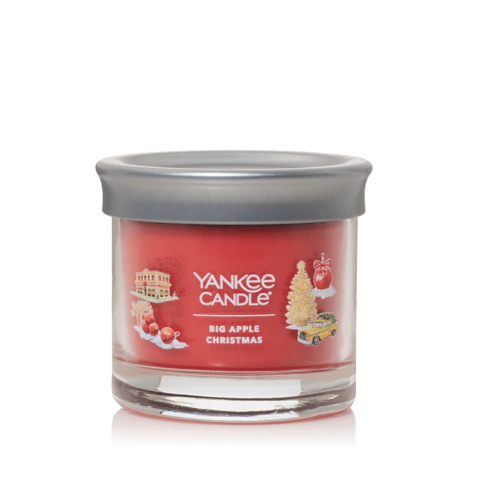 Passport to the Holidays Collection Big Apple Christmas Signature Small Tumbler Candle